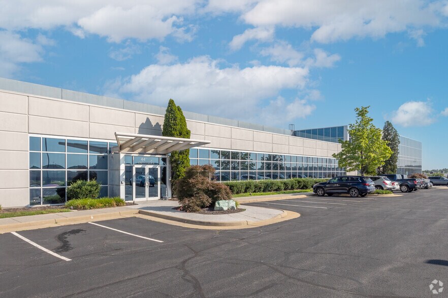 More Photos Of 44330 Mercure Cir, Dulles Showroom For Lease