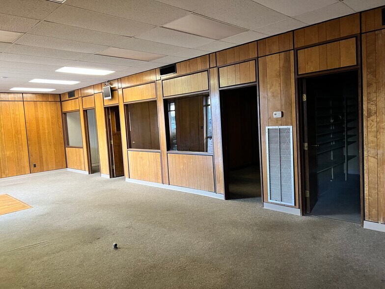 More Photos Of 827 19th St N, Bessemer Unknown For Lease