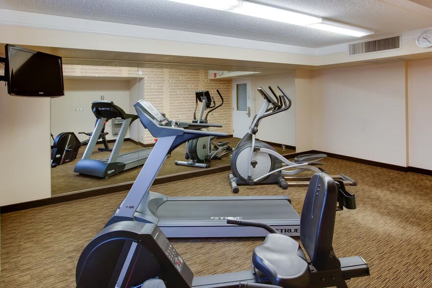 More Photos Of 8507 University Blvd, Coraopolis Hotel For Sale