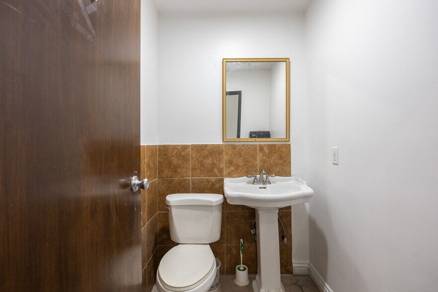 More Photos Of 14701 Calvert St, Van Nuys Warehouse For Sale