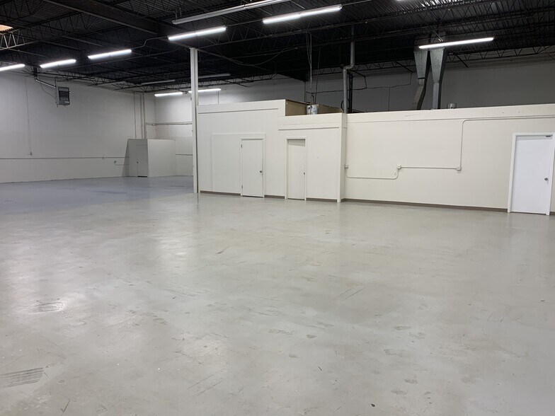 More Photos Of 501-515 S Vermont St, Palatine Warehouse For Lease