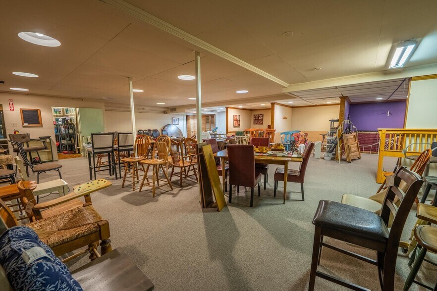 More Photos Of 337 N Main St, West Bend General Retail For Lease