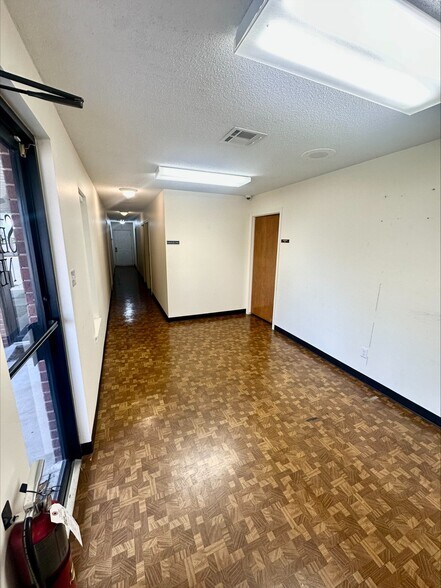 More Photos Of 327 Fowlkes St, Sealy Office For Lease