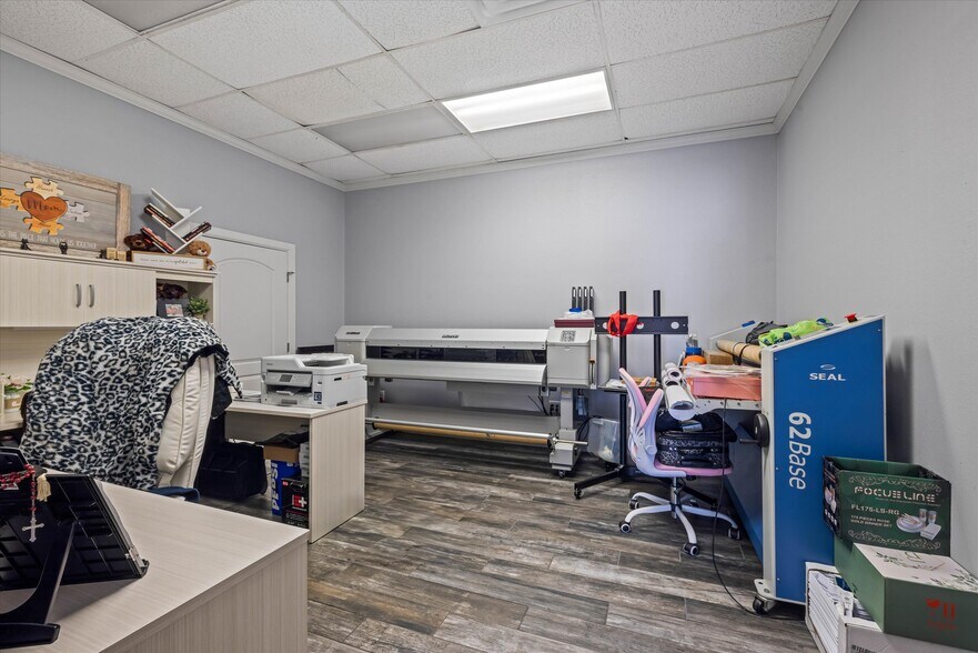 More Photos Of 902 51st St, Galveston Light Manufacturing For Sale