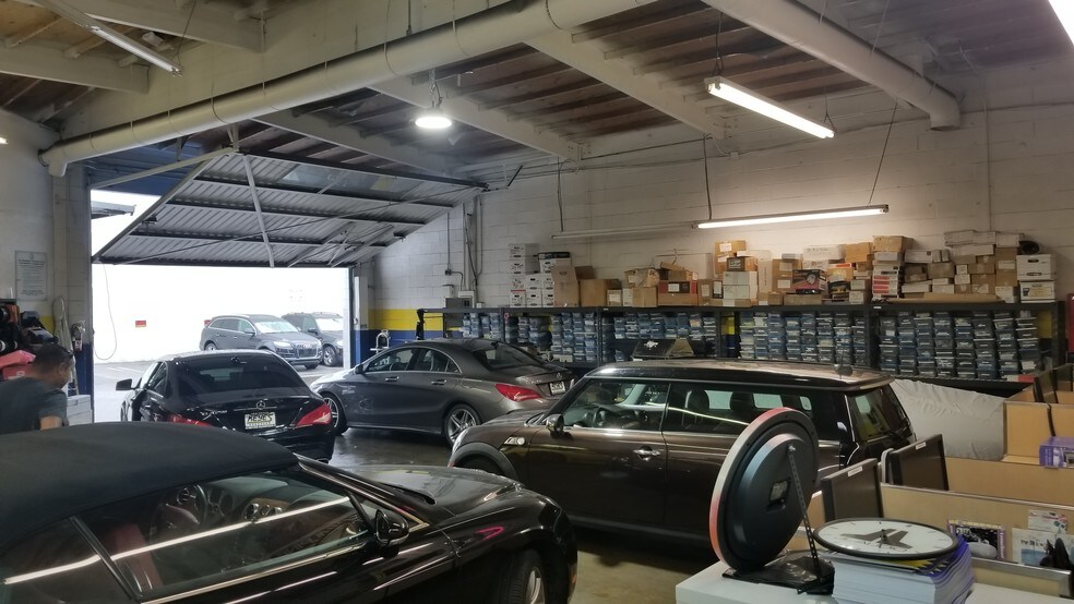 More Photos Of 5569 Reseda Blvd, Tarzana Auto Repair For Lease