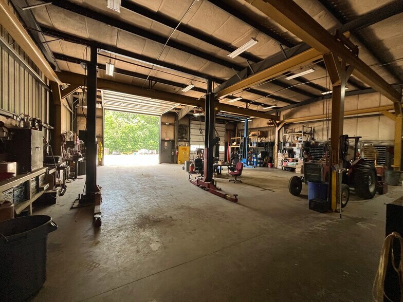 More Photos Of 6415 Lakeview Rd, Charlotte Unknown For Lease