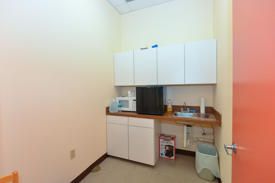 More Photos Of 7751 Kingspointe Pky, Orlando Light Distribution For Lease