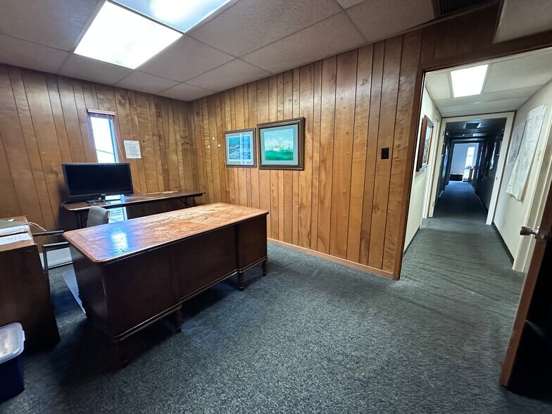 More Photos Of 1102 Longfellow Dr, Beaumont Office For Lease