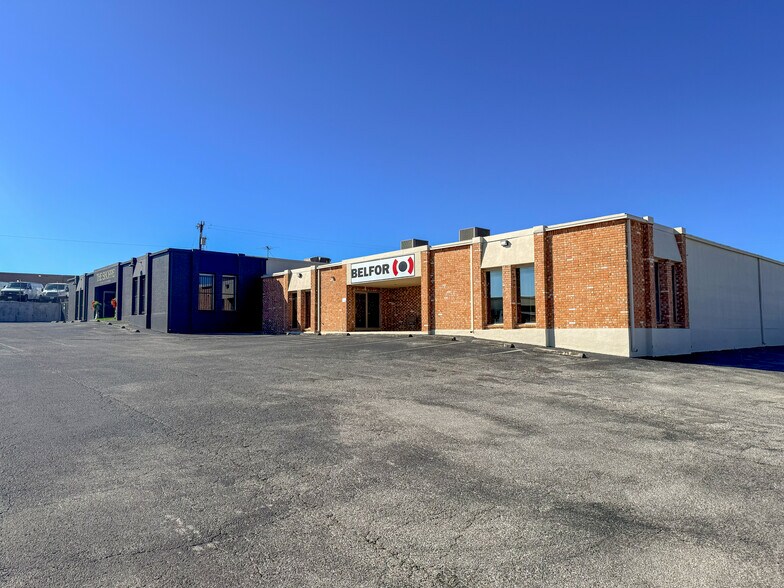 More Photos Of 12131-12137 Valliant St, San Antonio Showroom For Sale