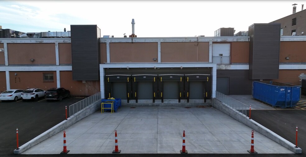 More Photos Of 7301 Boul Décarie, Montréal Warehouse For Lease