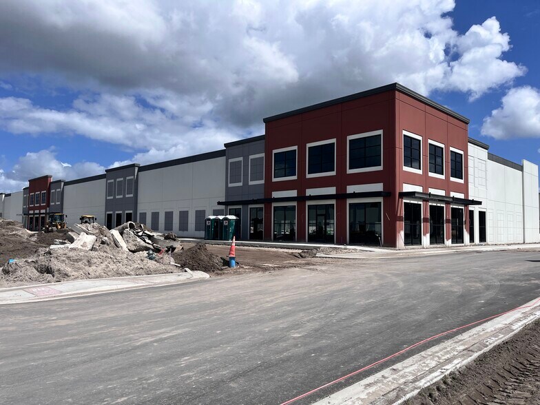 More Photos Of 603 Hennis Rd, Winter Garden Unknown For Lease