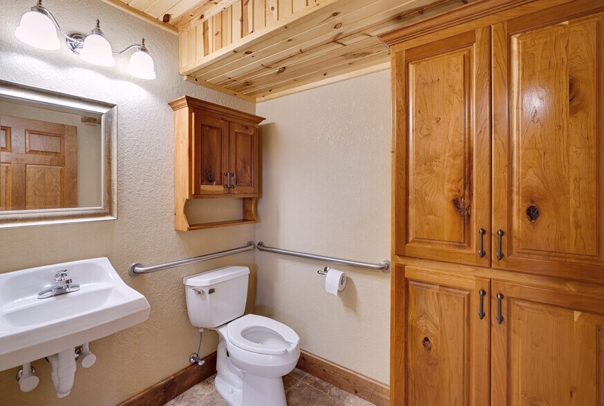 More Photos Of 1100 Mount Rushmore Rd, Custer Flex For Sale
