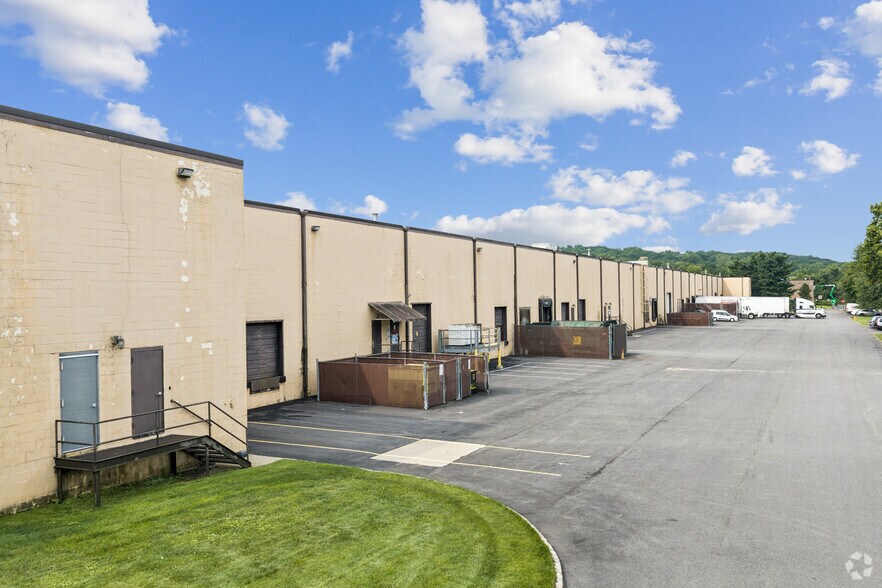 More Photos Of 600 Ryerson Rd, Lincoln Park Warehouse For Lease