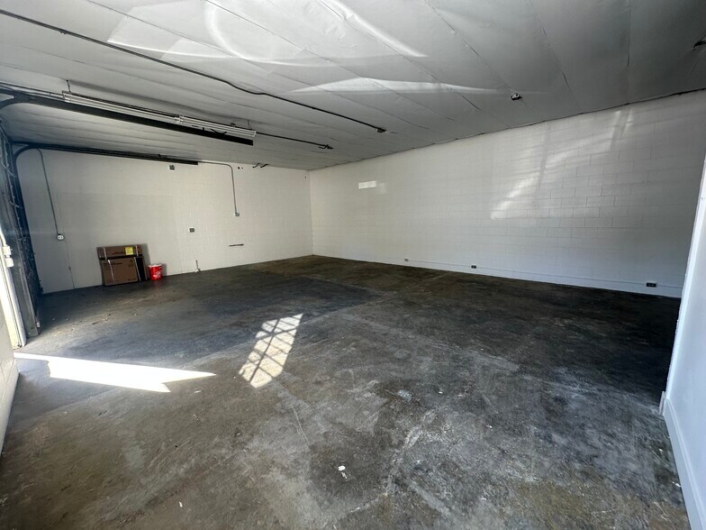 More Photos Of 400-402 W Chevy Chase Dr, Glendale Manufacturing For Lease