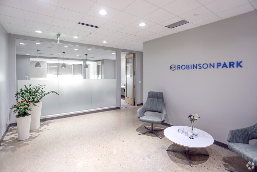 More Photos Of 10 W Market St, Indianapolis Office For Lease