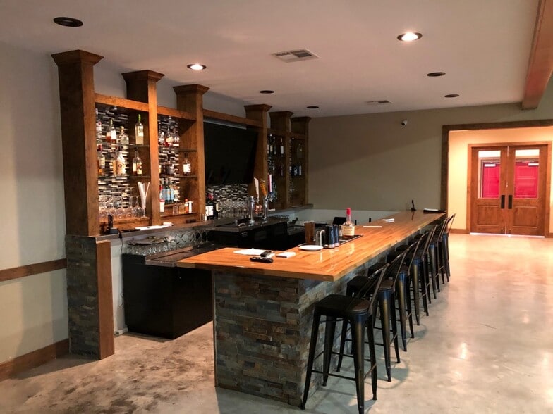 More Photos Of 13787 S Highway 281, Santo Restaurant For Lease