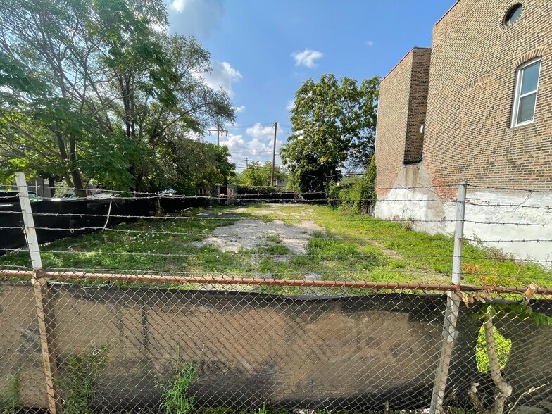 More Photos Of 2101 W Grand Ave, Chicago Land For Lease