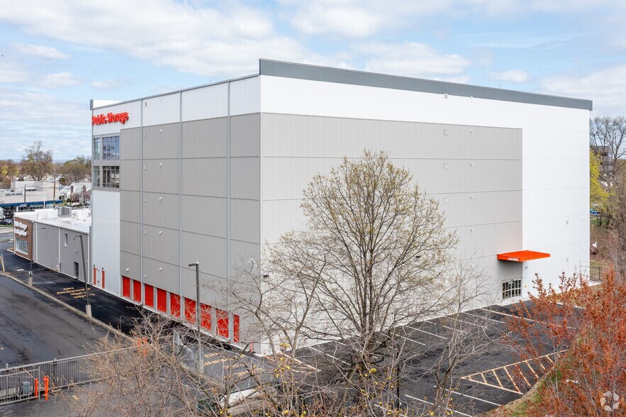 More Photos Of 174 State Rt 17 N, Rochelle Park Self Storage For Lease