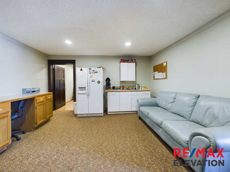 More Photos Of 915 W Fetterman St, Buffalo Office For Sale