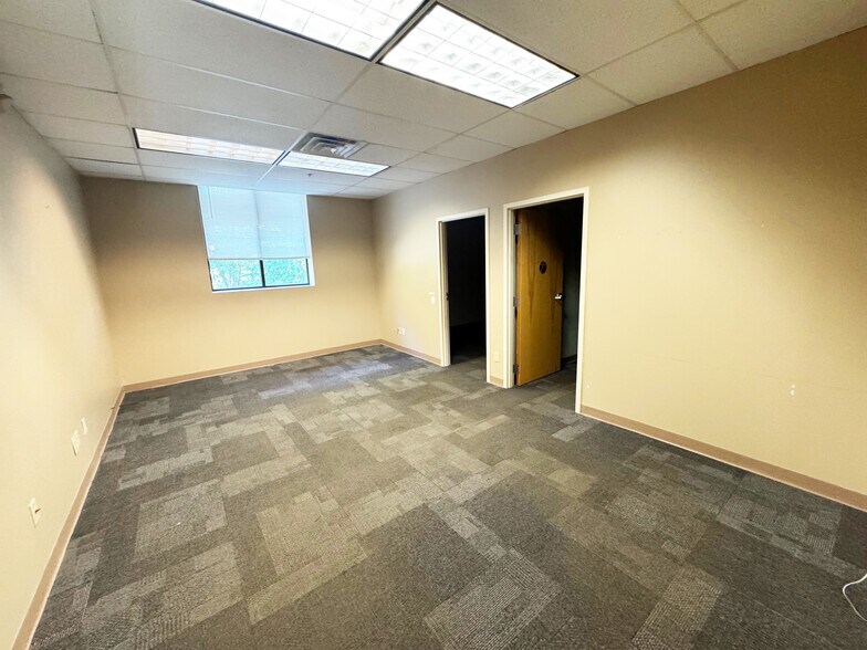 More Photos Of 30B Post Rd, Colonie Warehouse For Lease