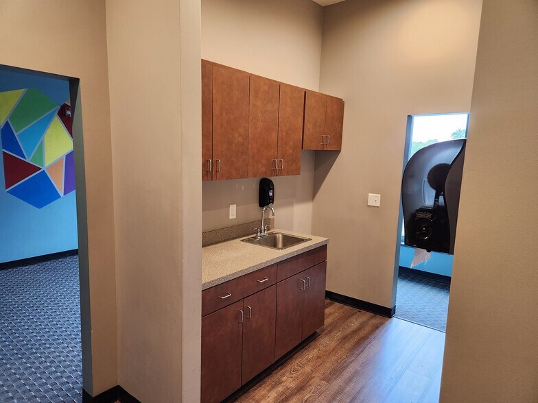 More Photos Of 300 W Broadway St, Greenwood Loft Creative Space For Sale