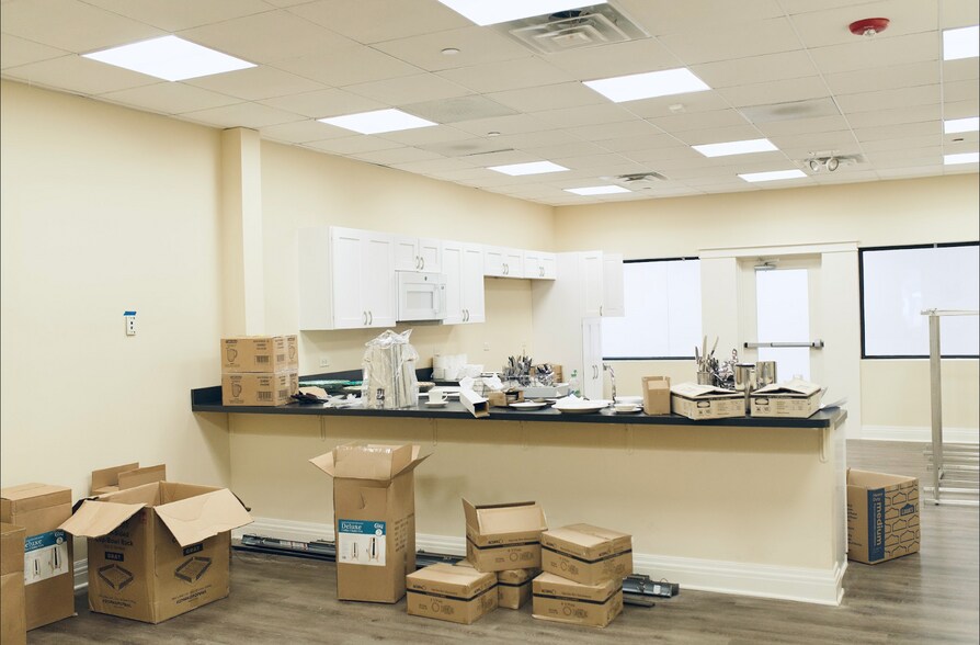 More Photos Of 1350 Lake St, Roselle Office For Lease