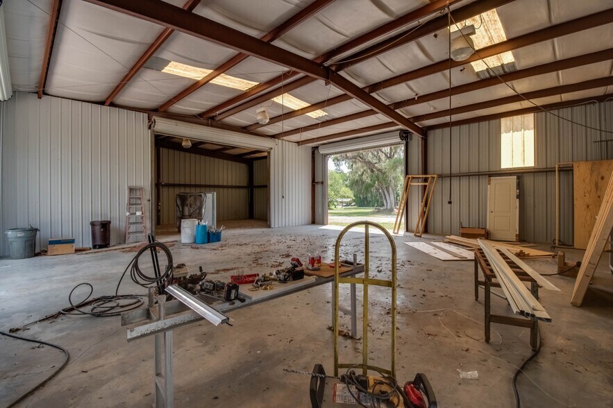 More Photos Of 419 SE 6th St, Williston Warehouse For Lease