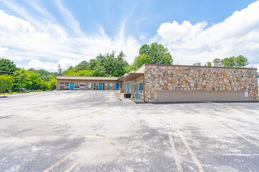 More Photos Of 1401 Applewood Dr, Dalton Medical For Lease