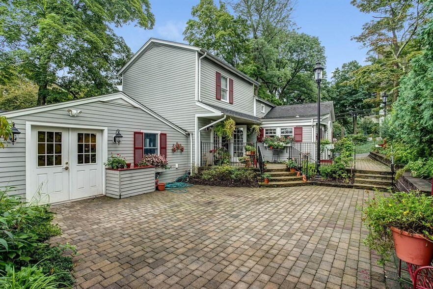 More Photos Of 20 Lewis St, Basking Ridge Freestanding For Lease