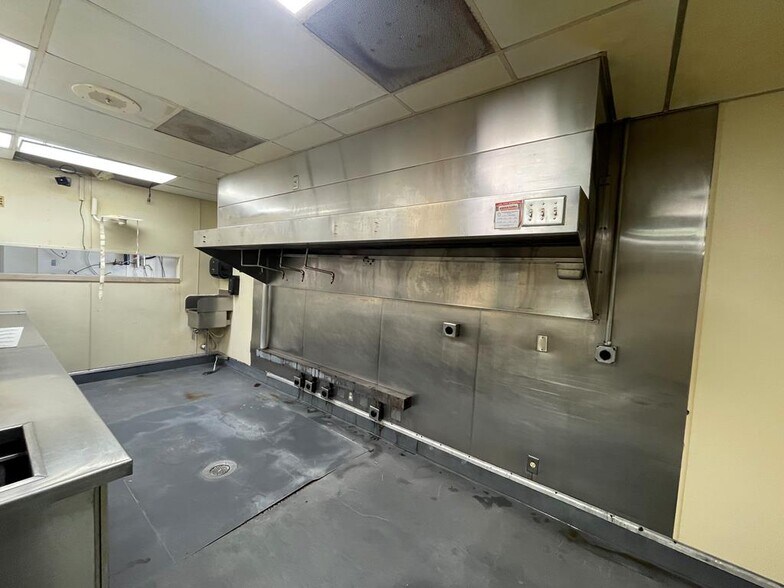 More Photos Of 352 Northgate Dr, Dalton Restaurant For Lease