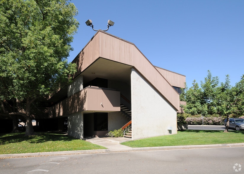 More Photos Of 2000 Oak St, Bakersfield Office For Lease