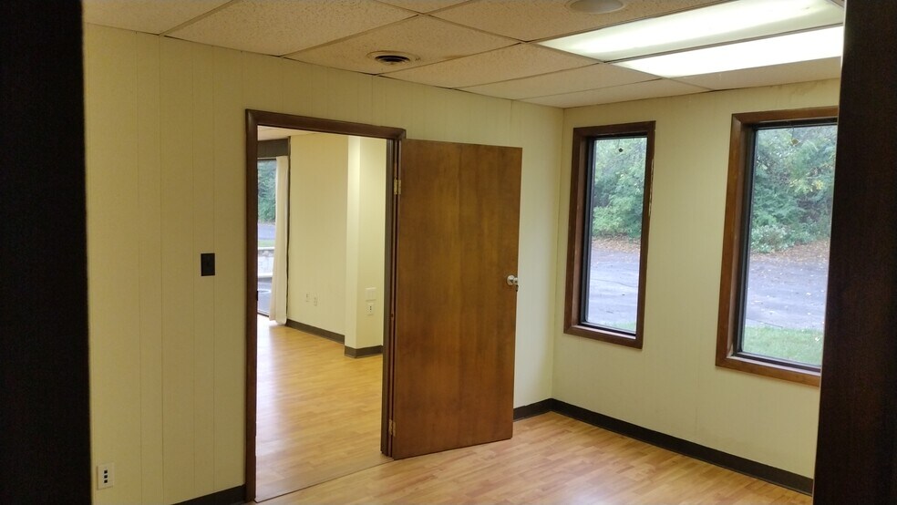 More Photos Of 160 Water St, Reading Flex For Lease
