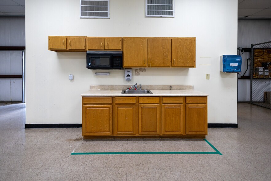 More Photos Of 7644 Southrail Rd, North Charleston Unknown For Lease