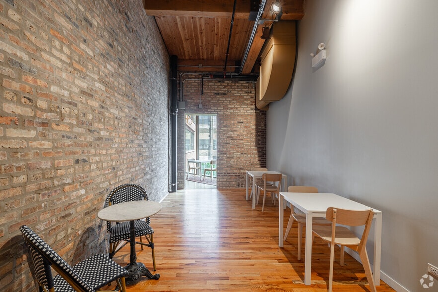 More Photos Of 3057 N Rockwell St, Chicago Storefront Retail Office For Lease