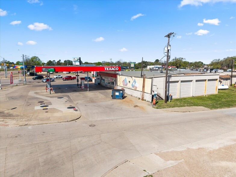 More Photos Of 101 N Seven Points Dr, Kemp Service Station For Sale