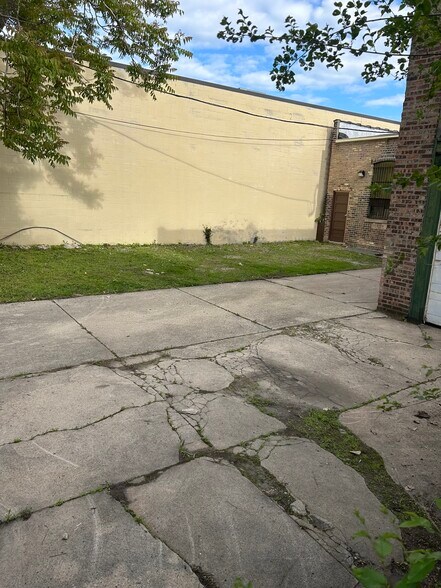 More Photos Of 3162 W Grand Ave, Chicago Warehouse For Lease