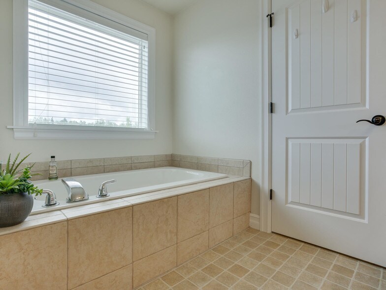 More Photos Of 1647 NE Market Dr, Fairview Apartments For Sale