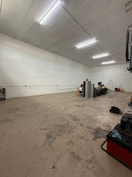 More Photos Of 4516 SE 16th Pl, Cape Coral Showroom For Lease