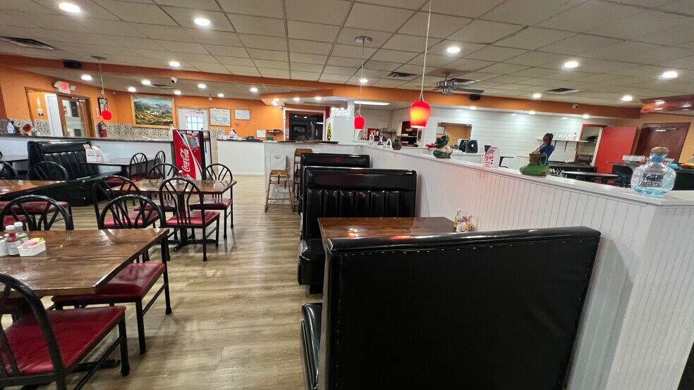 More Photos Of 2209 Meadow Dr, Louisville Restaurant For Lease