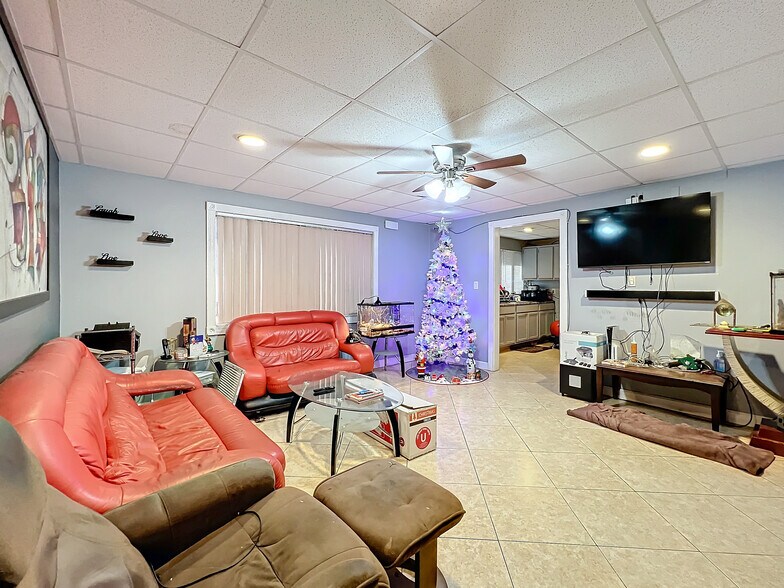 More Photos Of 307 E Vine St, Kissimmee Hotel For Sale