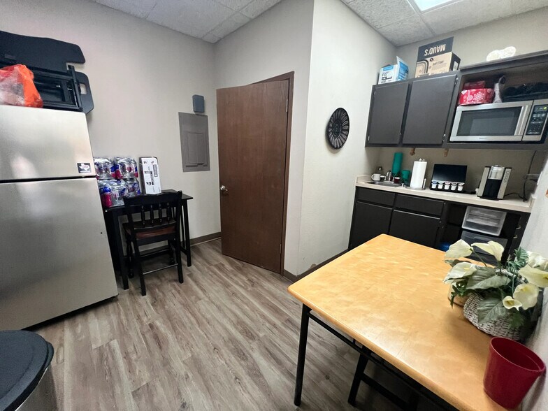 More Photos Of 101 W Glade Rd, Euless Unknown For Lease