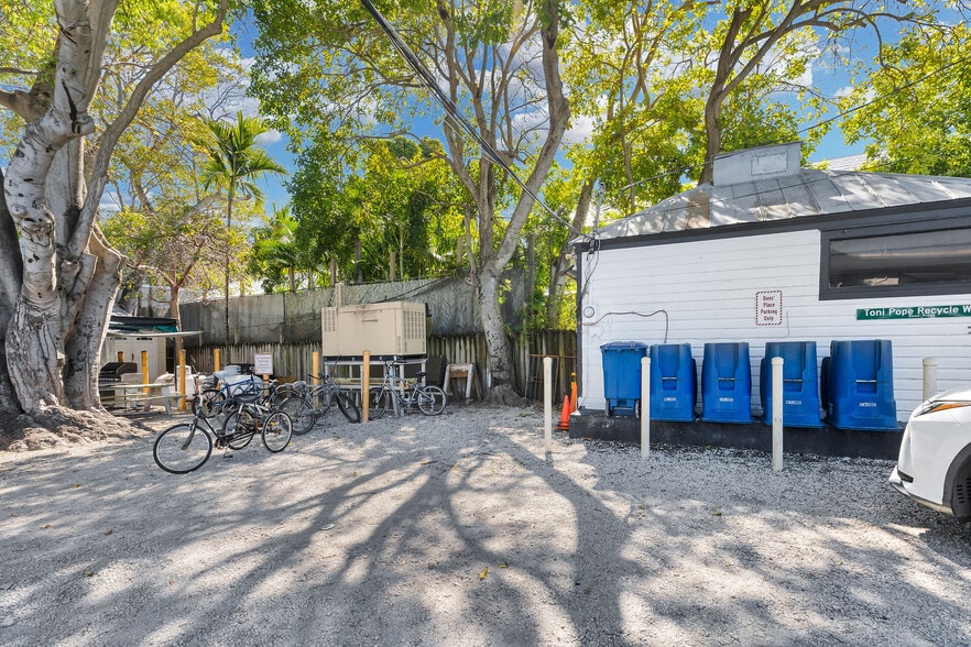 More Photos Of 1000-1006 Truman Ave, Key West Bar For Sale