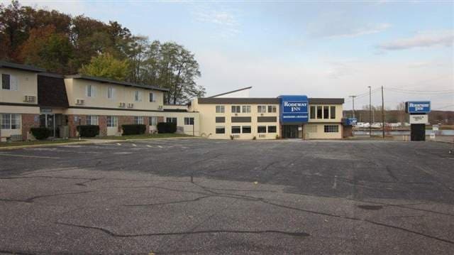 More Photos Of 200 Arthur St, Manistee Hotel For Lease