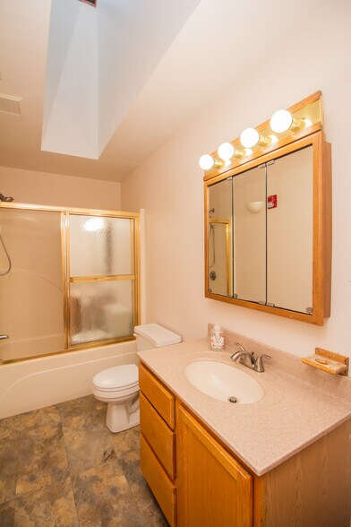 More Photos Of 1150 Main St, Leicester Showroom For Lease