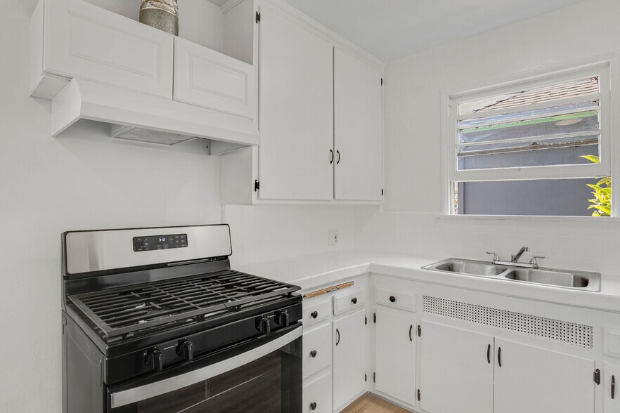 More Photos Of 1215 S Fairfax Ave, Los Angeles Apartments For Sale