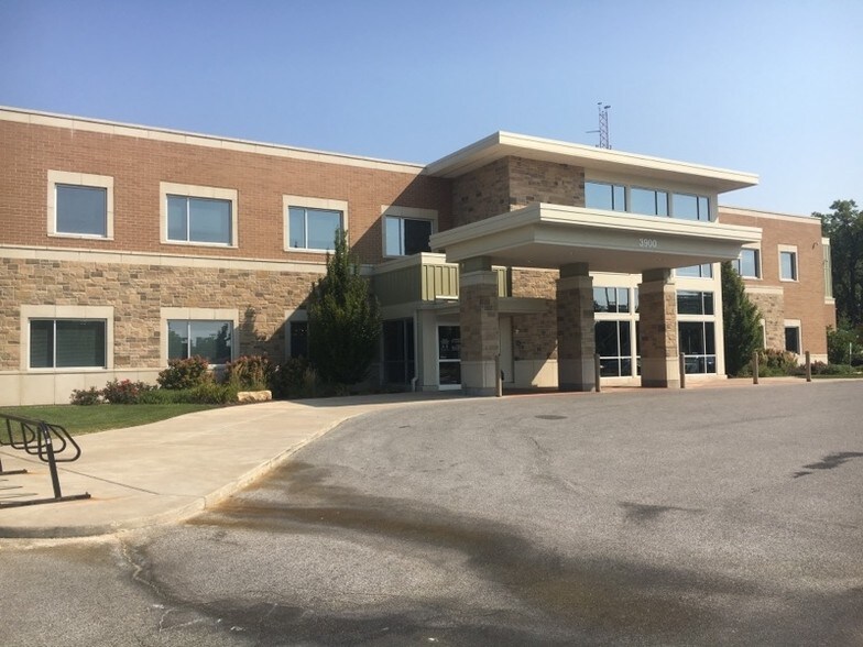 More Photos Of 3900 28th Avenue Dr, Moline Medical For Lease
