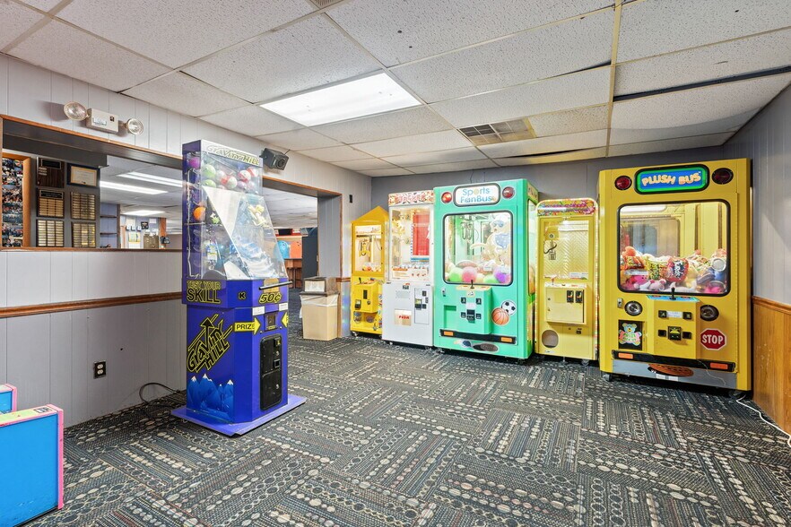 More Photos Of 1616 N Section St, Sullivan Sports And Entertainment For Sale