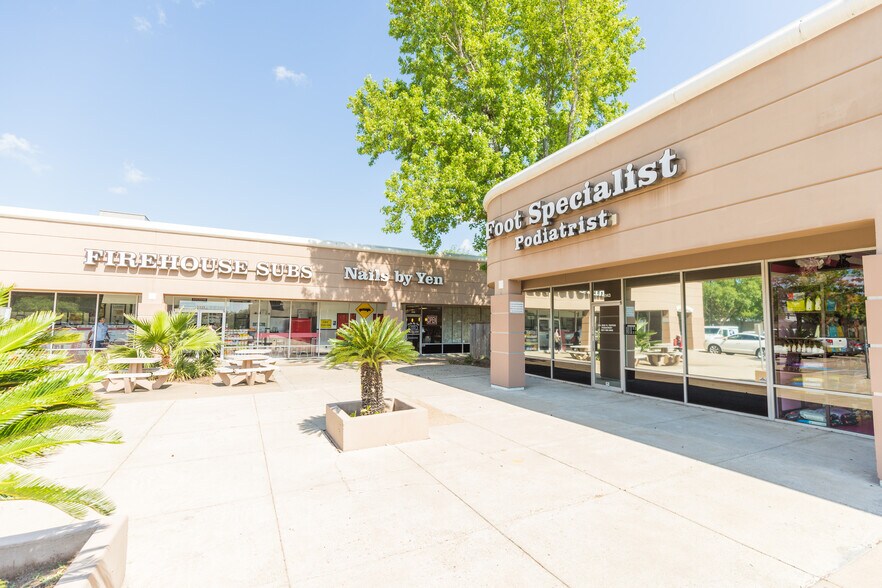 More Photos Of 3111-3229 Highway 6, Sugar Land General Retail For Lease