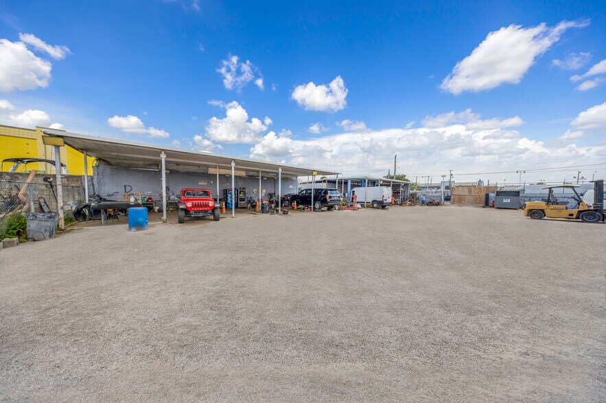 More Photos Of 3700 NW 27th Ave, Miami Service For Lease