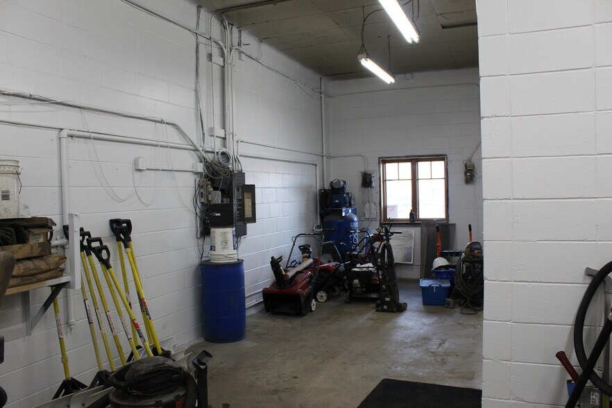 More Photos Of 541 W 90th St, Bloomington Showroom For Sale